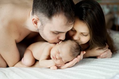 Aile holding yeni doğmuş bebek uyku