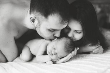 Aile holding yeni doğmuş bebek uyku