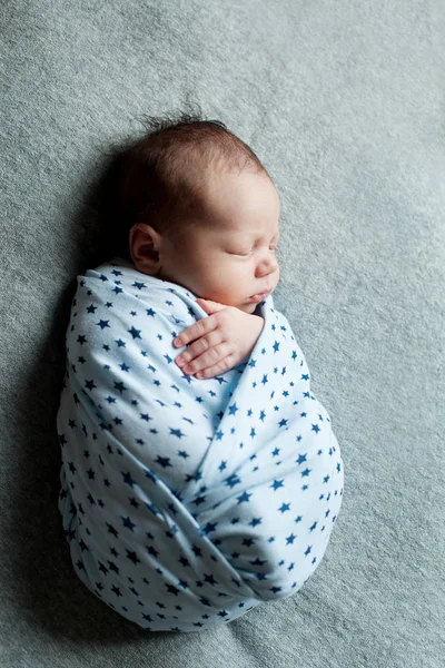 Yeni doğan bebek uyuklayan — Stok fotoğraf