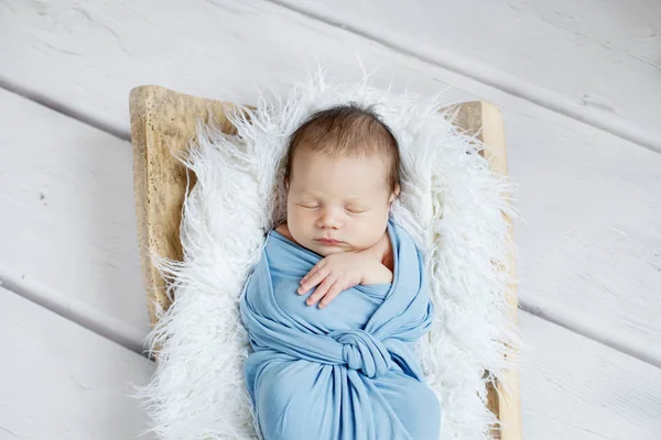 Pasgeboren baby jongen slaapt — Stockfoto