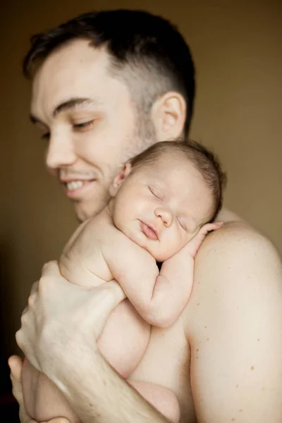 Ο πατέρας κρατά μια ύπνου νεογέννητων — Φωτογραφία Αρχείου