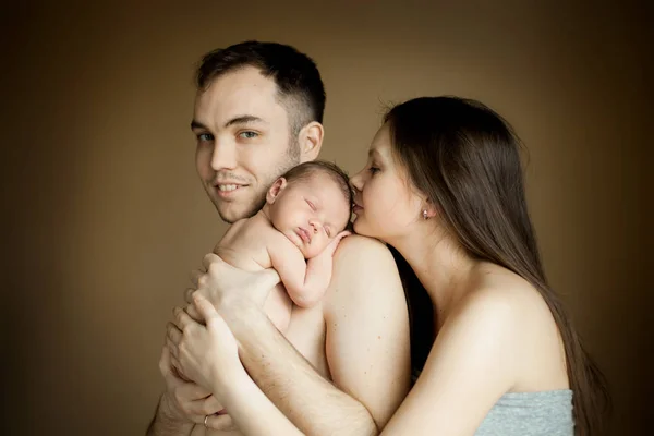 Familia holding durmiendo recién nacido — Foto de Stock