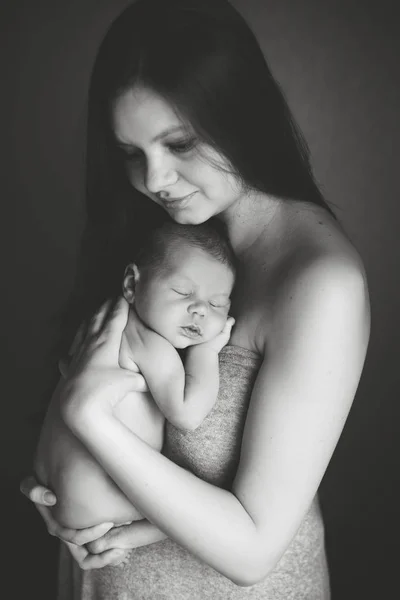Madre sosteniendo durmiendo recién nacido hijo — Foto de Stock