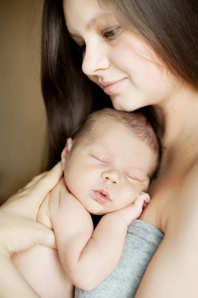 Madre sosteniendo durmiendo recién nacido hijo —  Fotos de Stock