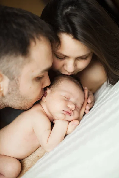 Familia holding durmiendo recién nacido —  Fotos de Stock