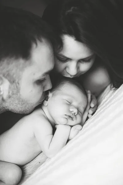 Família segurando recém-nascido adormecido — Fotografia de Stock