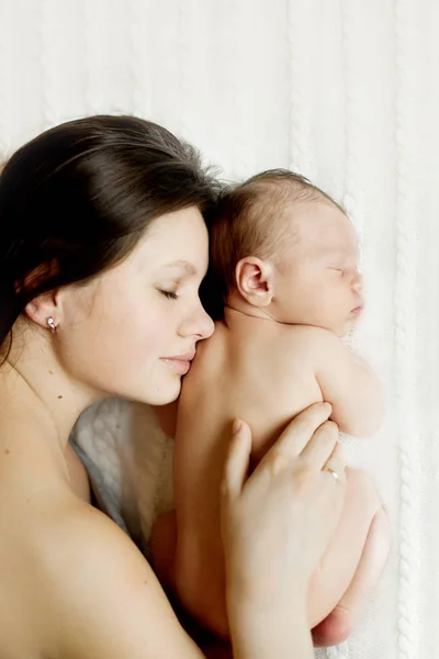 Donna che dorme con il neonato — Foto Stock