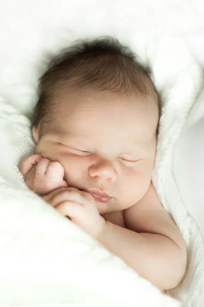 Niño recién nacido durmiendo — Foto de Stock