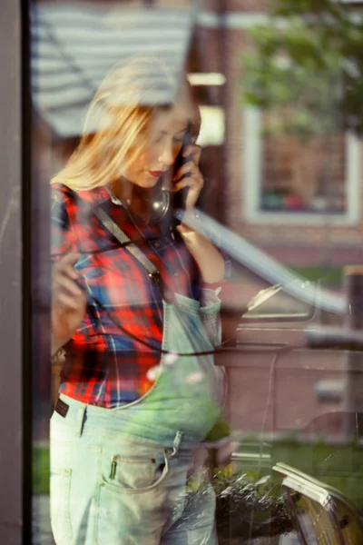 Pregnant girl speaks by landline phone — Stock Photo, Image