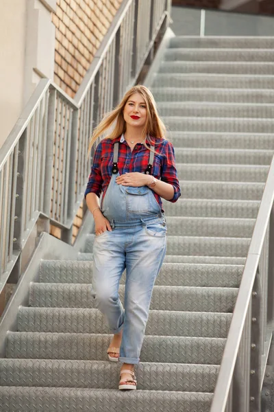 Chica embarazada en las escaleras — Foto de Stock