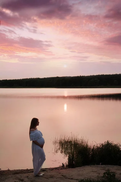 Zwangere vrouw poseren in de buurt van de rivier — Stockfoto