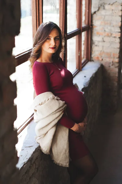 Zwangere vrouw in de buurt van het venster — Stockfoto