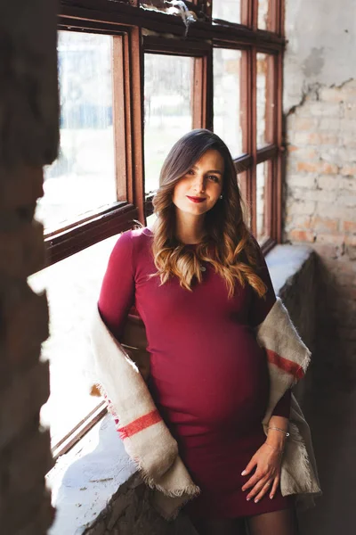 Mulher grávida perto da janela — Fotografia de Stock