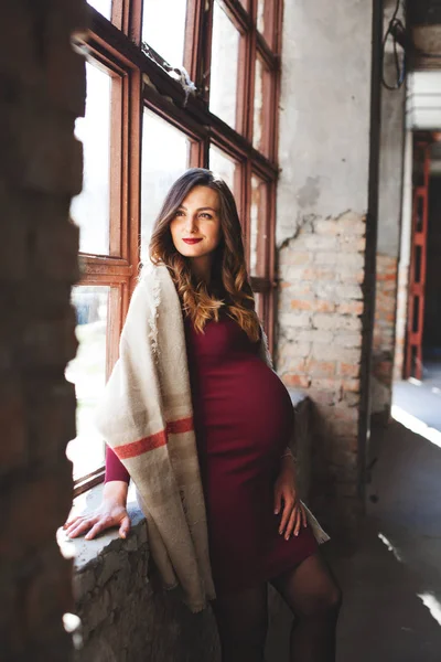Těhotná žena u okna — Stock fotografie
