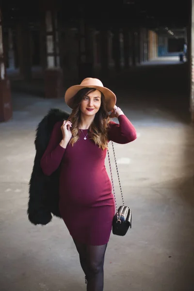 Mujer embarazada en vestido y sombrero — Foto de Stock