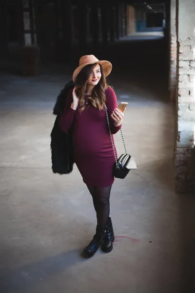Έγκυος με φόρεμα και καπέλο — Φωτογραφία Αρχείου