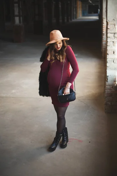Elbiseli ve şapkalı hamile kadın. — Stok fotoğraf