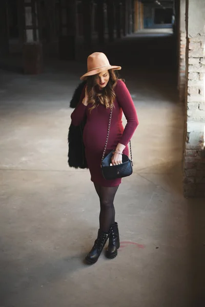 Mulher grávida em vestido e chapéu — Fotografia de Stock