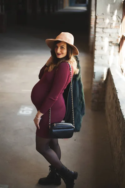 Zwangere vrouw in jurk en hoed — Stockfoto