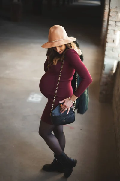 Mujer embarazada en vestido y sombrero — Foto de Stock