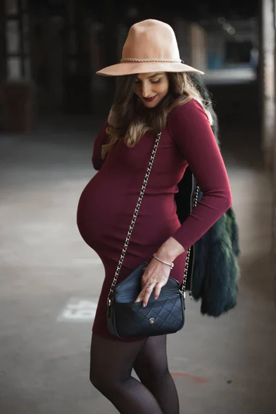 Mulher grávida em vestido e chapéu — Fotografia de Stock