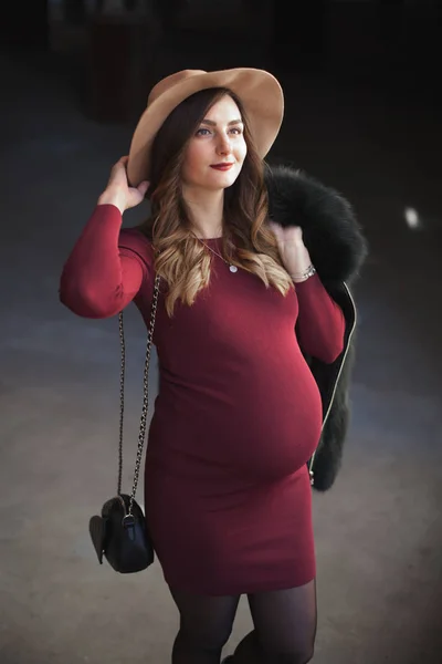 Těhotná žena v šatech a klobouku — Stock fotografie