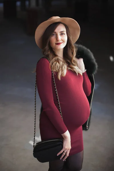 Mujer embarazada en vestido y sombrero — Foto de Stock