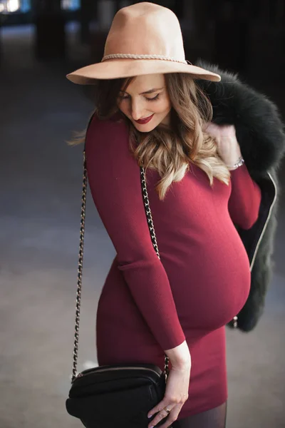 Mujer embarazada en vestido y sombrero — Foto de Stock