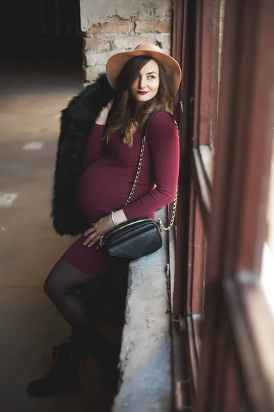 Zwangere vrouw in de buurt van het venster — Stockfoto