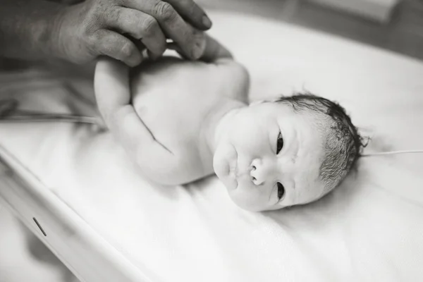 Hands holding newborn baby — Stock Photo, Image