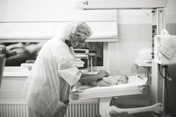 Médico cerca del bebé recién nacido — Foto de Stock