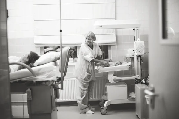 Mãe, médico e recém-nascido na enfermaria hospitalar — Fotografia de Stock