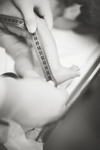 Newborn baby  measuring in hospital — Stock Photo, Image