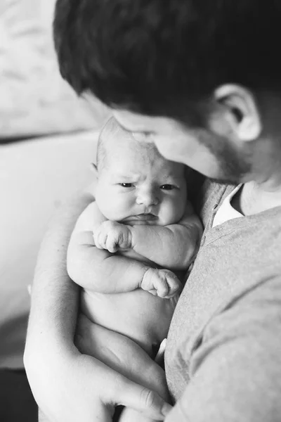 Papa Abraza A Su Bebe Recien Nacido Amor Dormir Stock Photo