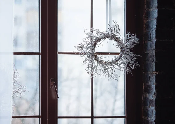 Juldekoration på fönsterrutan Royaltyfria Stockfoton