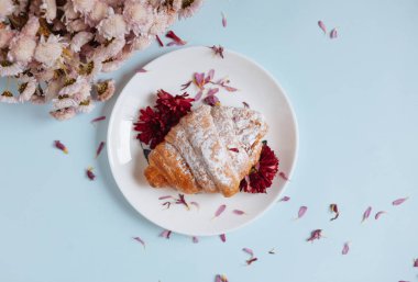 Beyaz bir tabak taze pişmiş kruvasan