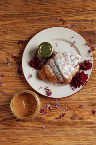 Taisty frukost med croissant Royaltyfria Stockfoton