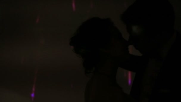 Silhouettes of couple kissing on the background of fireworks — Stock Video