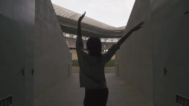 Silhouet van dansende meisje lopen naar het stadion — Stockvideo