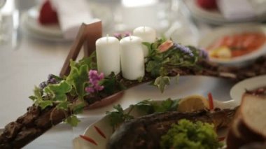Beyaz mumlar yemek masası üzerinde ahşap dekorasyon stand