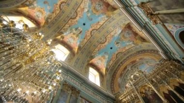 Aşağıdan kilisenin altın tavana bakmak