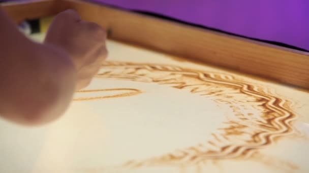 Woman paints with sand on glass — Stock Video