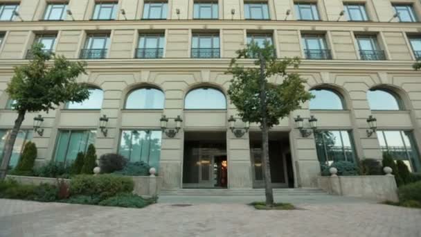 Guarda dal basso in alto edificio dell'hotel — Video Stock