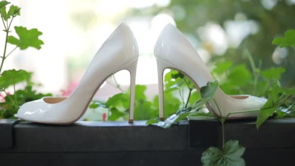 Laca zapatos de boda de pie en pasamanos negros — Vídeos de Stock