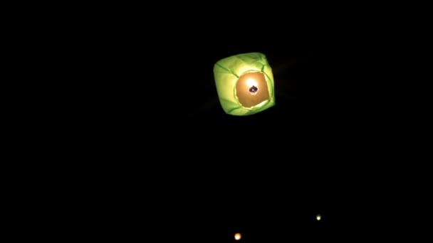 Guarda dal basso le lanterne di carta che volano nel cielo — Video Stock