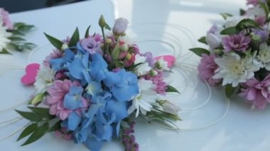 Beyaz araba koymak küçük buketleri