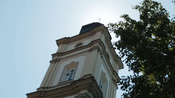 Olhe de baixo na torre alta da igreja — Vídeo de Stock