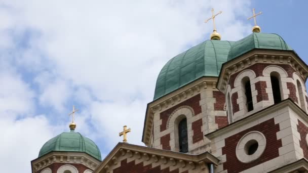 Nuvens brancas voam sobre a igreja com reinos verdes — Vídeo de Stock