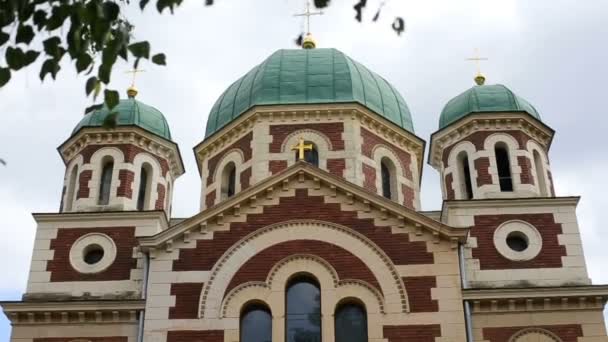 Vieille église avec des doms verts — Video