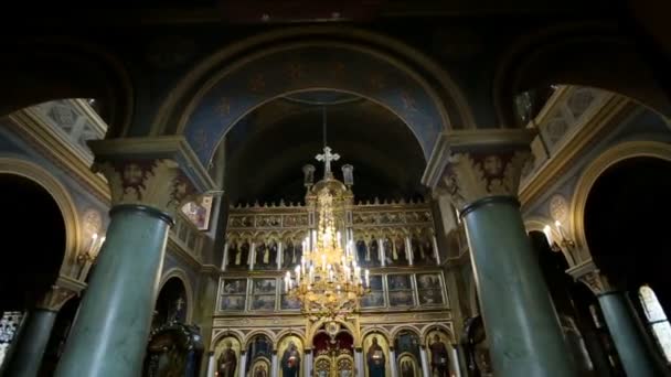 Velký lustr visí ze stropu v kostele — Stock video